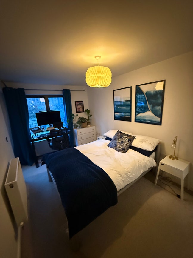 Double bedroom (with terrace) in modern 2 bed Main Photo