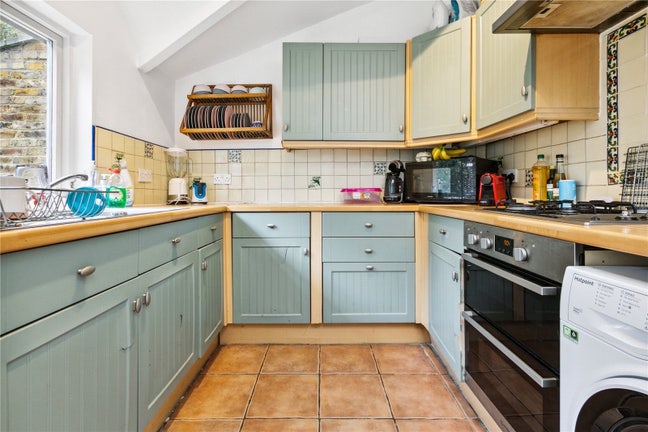 Furnished Double Room for Young Professional Main Photo