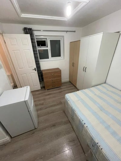 Ensuite Studio Room in London, Hounslow TW45NJ Main Photo