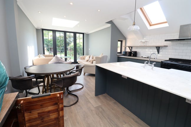 New en-suite - Beautiful house in Acton W3  Main Photo