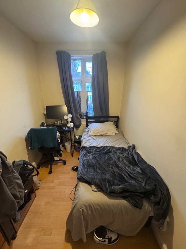 Fully Furnished Bedroom LU2 Main Photo