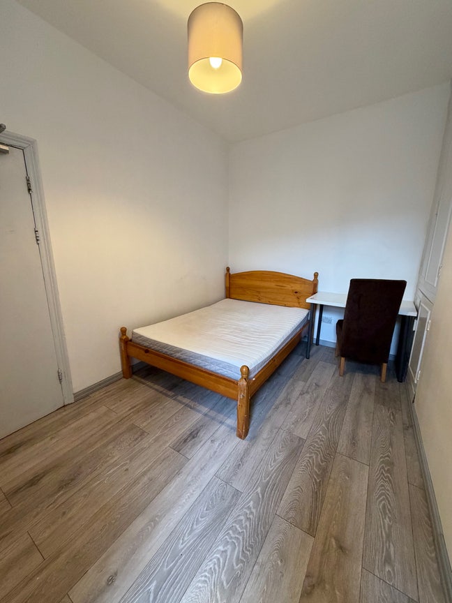 Double bed room available*all bills included* Main Photo