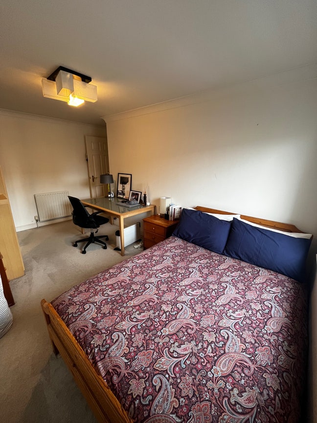 Refurbished double bed and private bathroom Main Photo