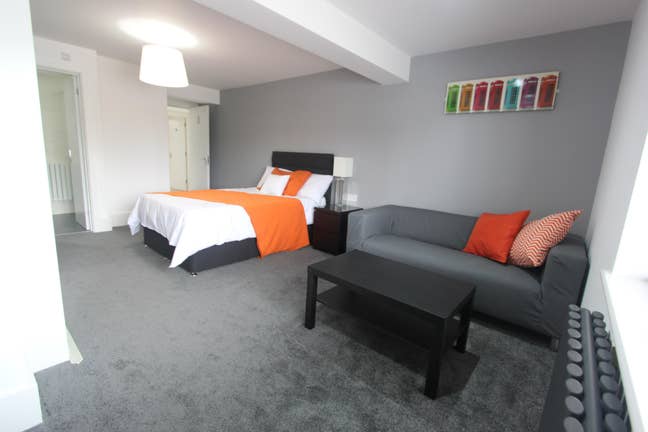 Large Double Ensuite Room Near L&D Hosp Main Photo