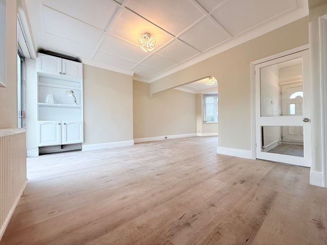 6FC -Newly Renovated 3-BED/1-BATH Terraaced House Main Photo