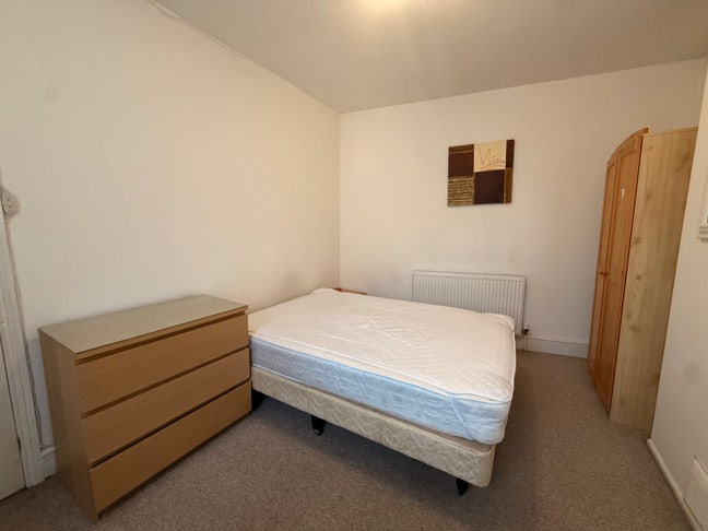 Large double bedroom with en suite shower  Main Photo