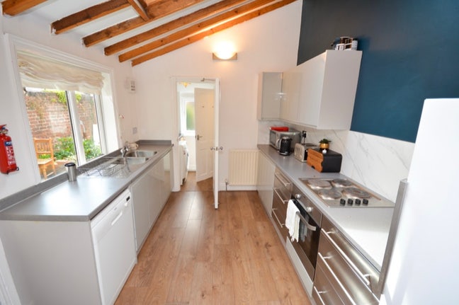 Excellent 6 bed terraced house in central Jesmond Main Photo