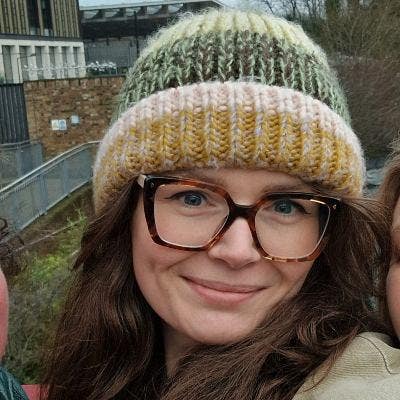 Hi there, I'm Maddie Main Photo