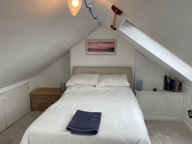 Dbl room in family home. Professional person pref Main Photo