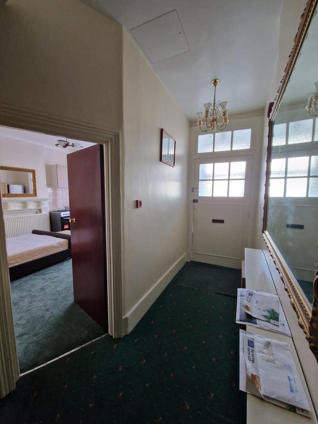 **Spacious Ground Floor Newly Refurbished Bedsit** Main Photo