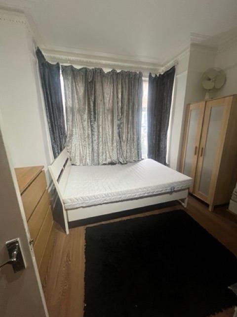  Modern Studio with bills available in W3 Main Photo