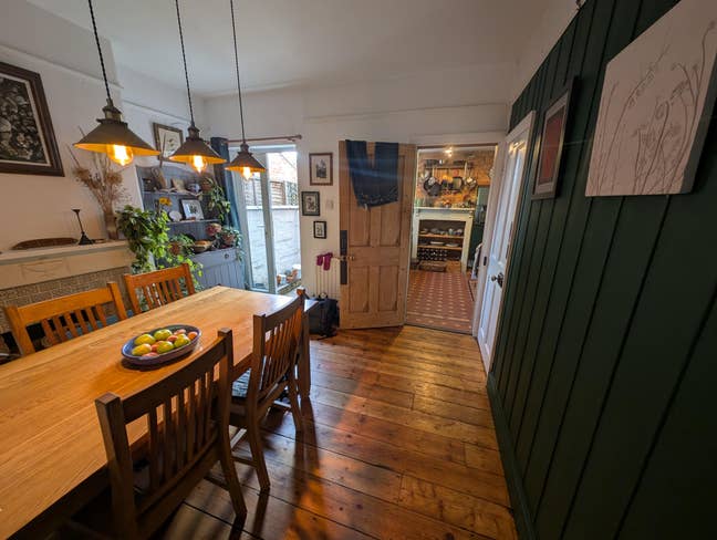 Double room in lovely terraced house Main Photo