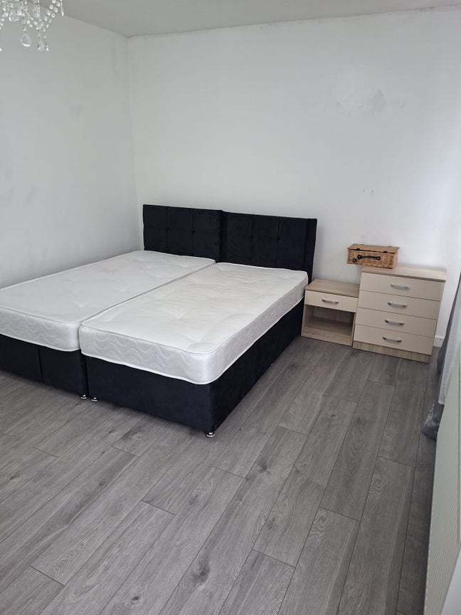 King size double room rent for ladies  Main Photo