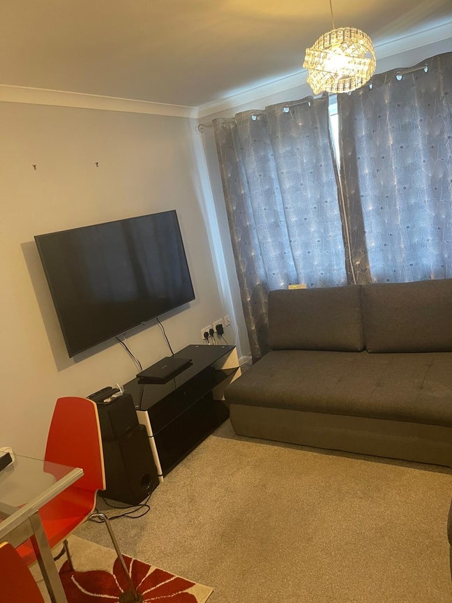 •	Clean & Spacious Room to Rent  Main Photo