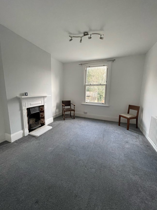 Modern one bedroom flat -London train close Main Photo