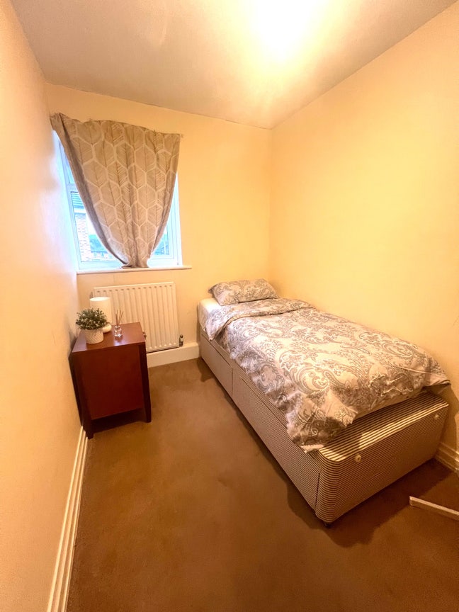 Single room in town Main Photo