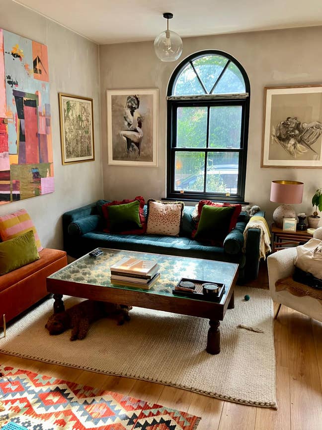 Beautiful one-bed flat overlooking Clapton Square Main Photo