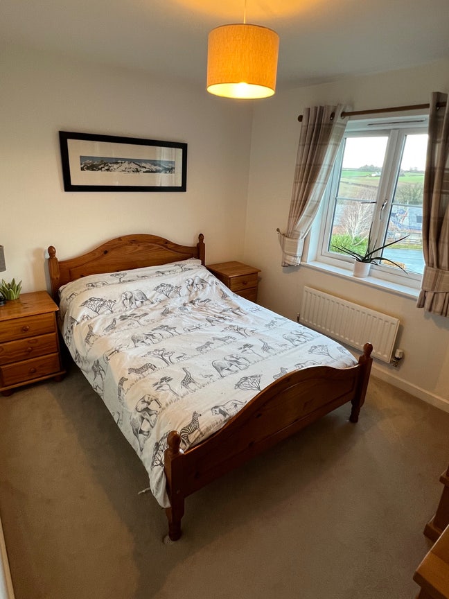 Double Room in quiet clean tidy house Main Photo