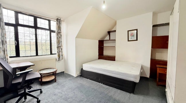 Large Double room available to let - Denham Main Photo