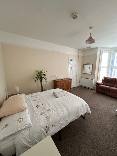 Ground floor studio two minutes from Wimbledon stn Main Photo