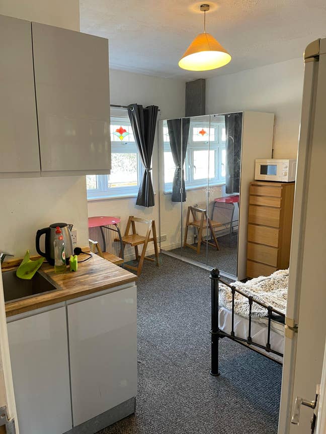 Large Room En-Suite Gantshill Main Photo