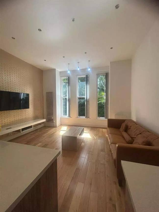 Room in a 2 bed flat share by the park  Main Photo