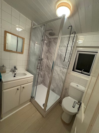 Beautifu Double Room,  2 m Tube, 20 m Central, N22 Main Photo