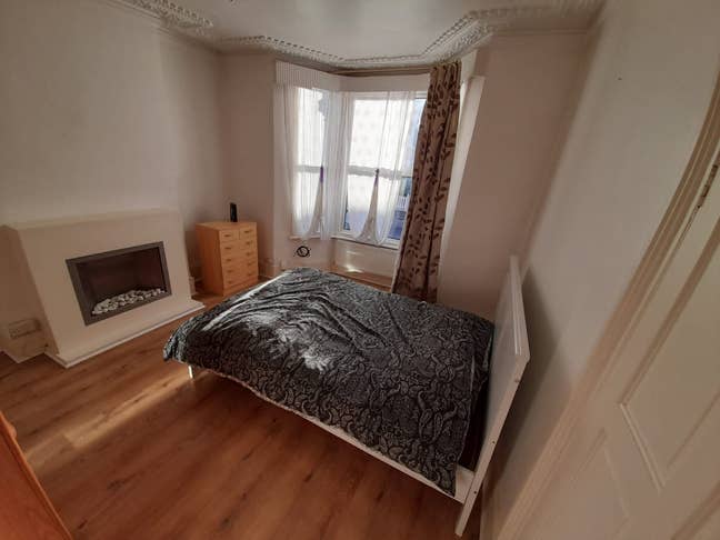 Large Double Room,  2 m Tube, 20 m Central, N22 Main Photo