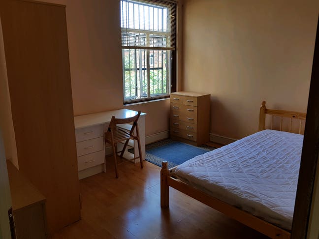 Double Room in Wood Green. Main Photo