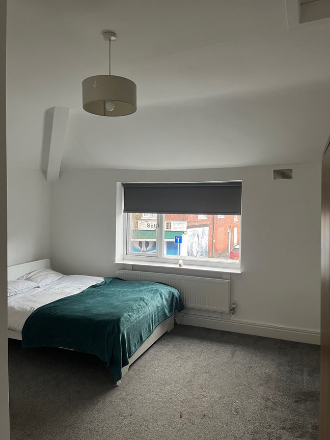 Double Bedroom in a 2 bed flat on Burton Road  Main Photo