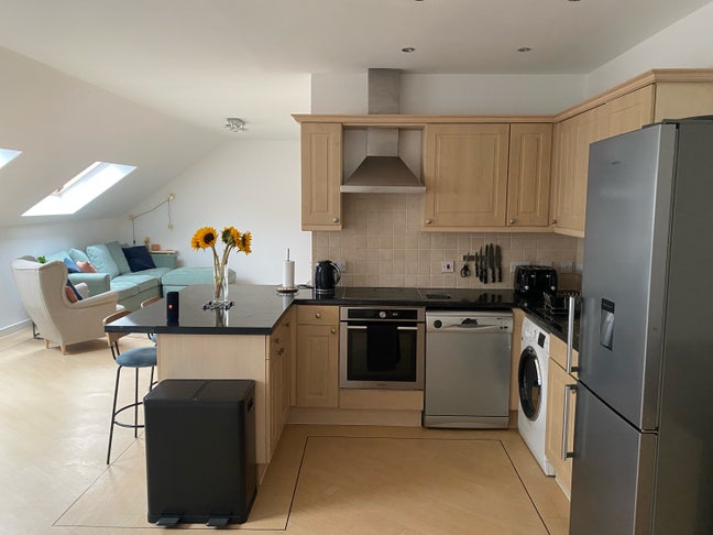 Short term let, double furnished room Main Photo