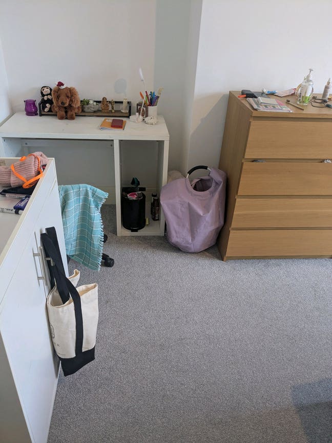 Spacious, well lit room Main Photo