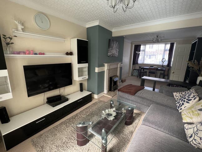 Clean Double Bedroom in Large Friendly House  Main Photo