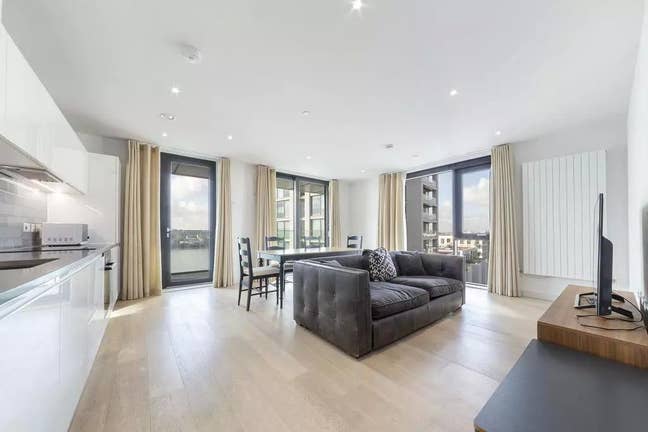 En-suite Double bedroom in royal wharf  Main Photo