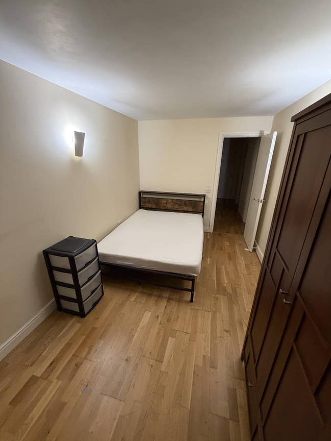 Ideal room available for young professional Main Photo