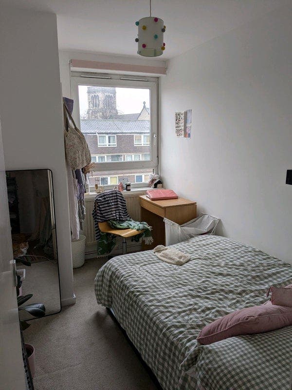 Single room in lovely house share by Victoria Park Main Photo