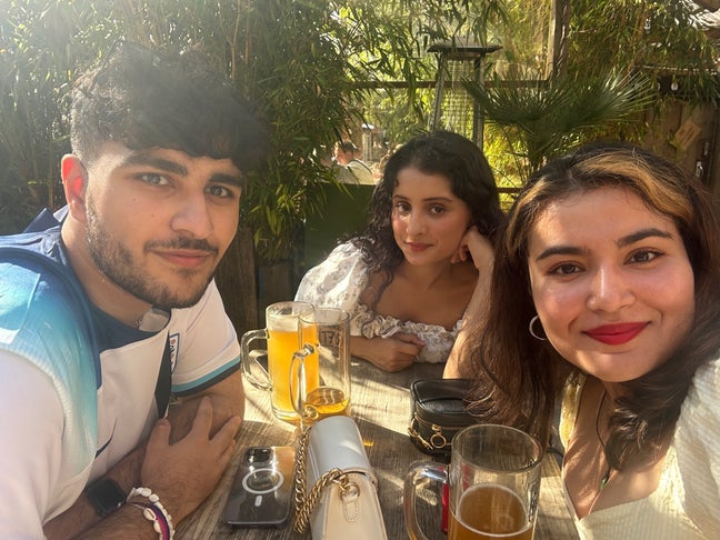 Professional looking for flatshare / flatmates  Main Photo