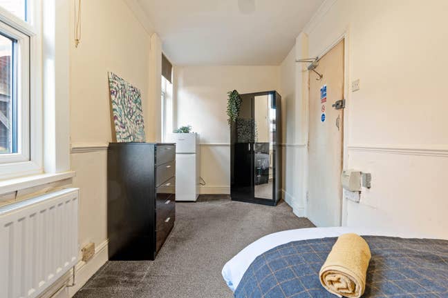 Double room on Manor Court Road (accepting UC) Main Photo