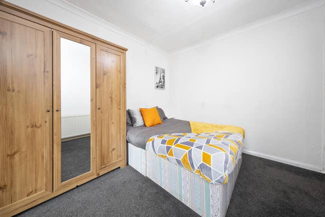 Double room in tidy Cheylesmore house-share Main Photo
