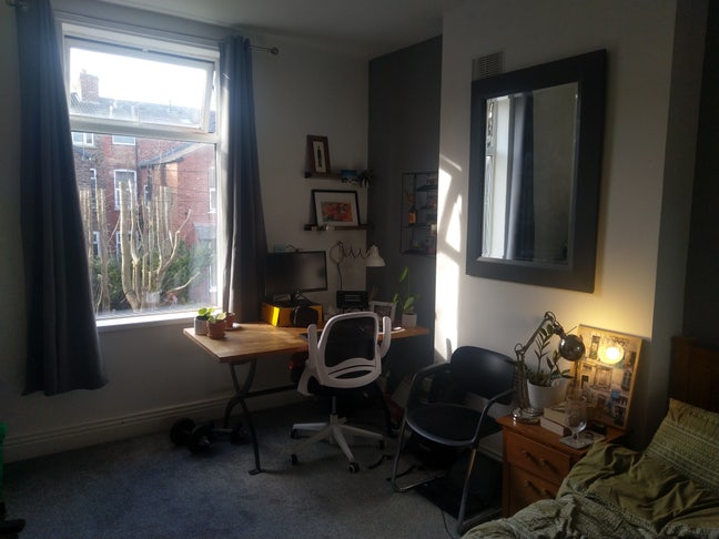 Friendly professional household in spacious home Main Photo