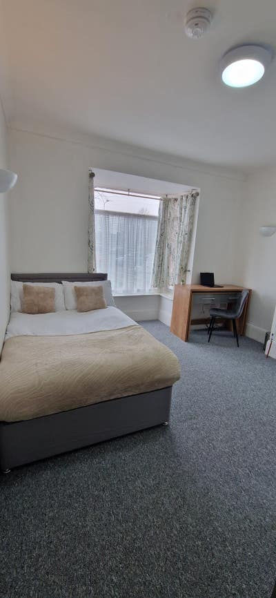 Large Double Room with Ensuite Main Photo