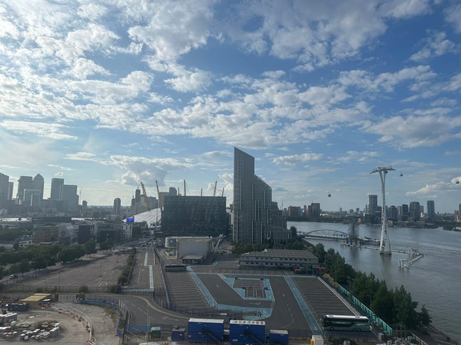 Amazing panoramic views of River, O2, Canary Wharf Main Photo