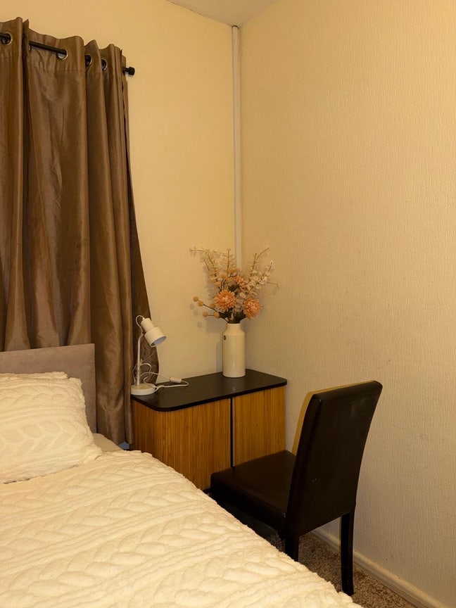 Single bedroom in a 2 bedroom house Main Photo