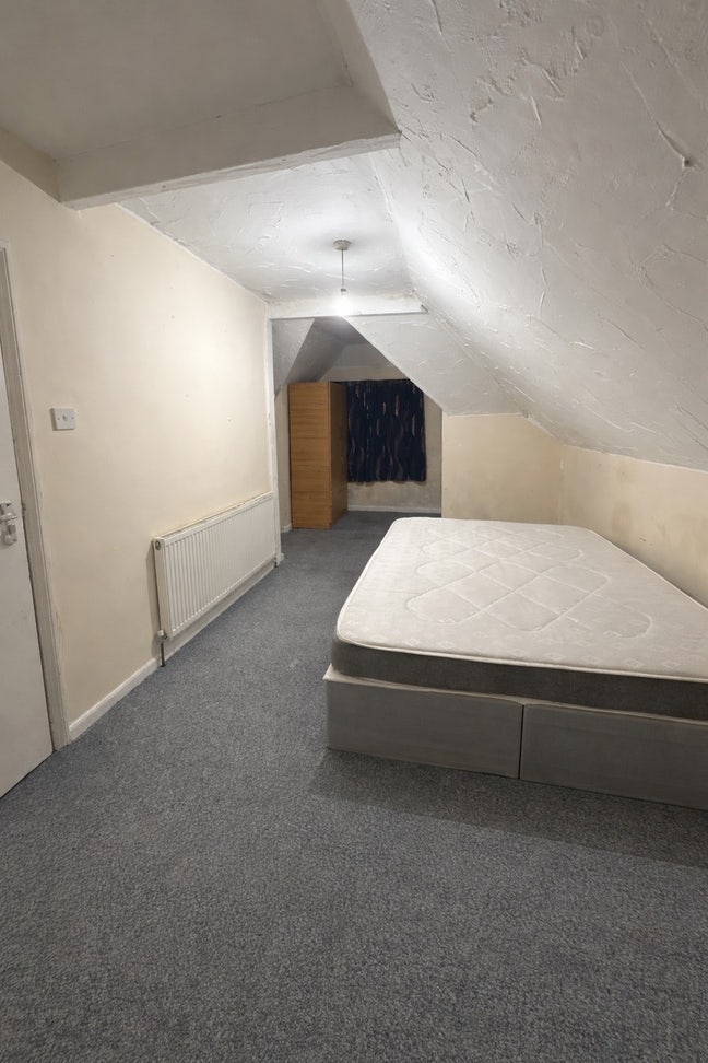 Double Room Availble for Reent Main Photo