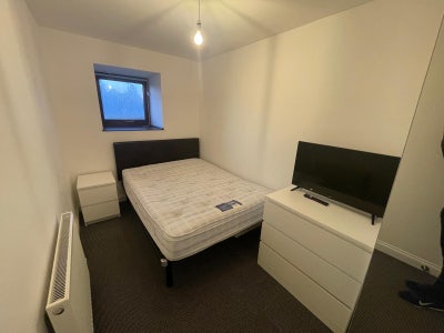 Lovely Double Room Close to Train Station Main Photo