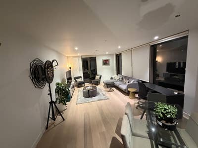 Bright Double Room in Modern Royal Wharf Flat  Main Photo