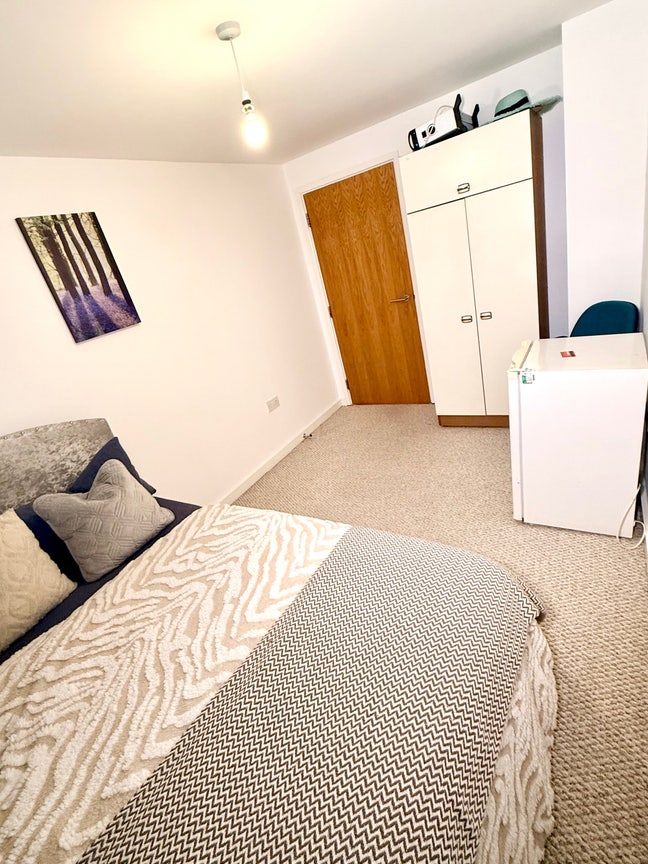 Furnished double room in a modern flat  Main Photo