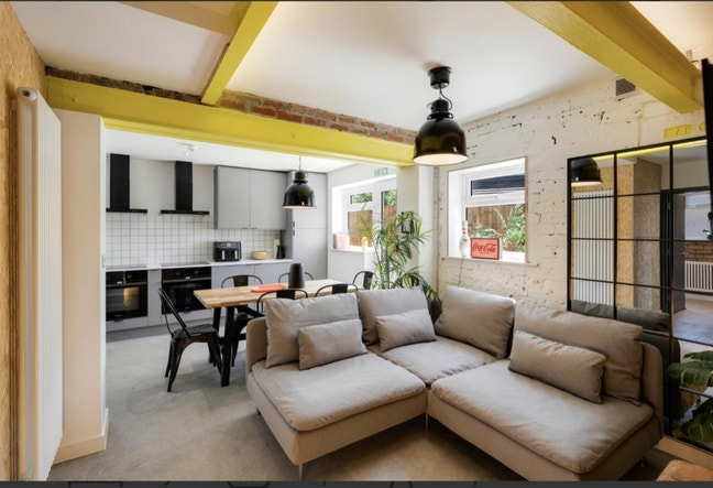 Top Floor Room to Rent  Main Photo