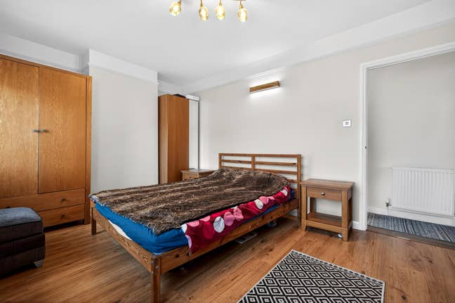 Room to Rent -2 min to Erith Station available  1  Main Photo