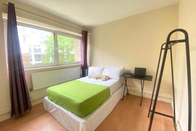 🚨2 Rooms | Late March Move-In | 5 mins to DLR Main Photo